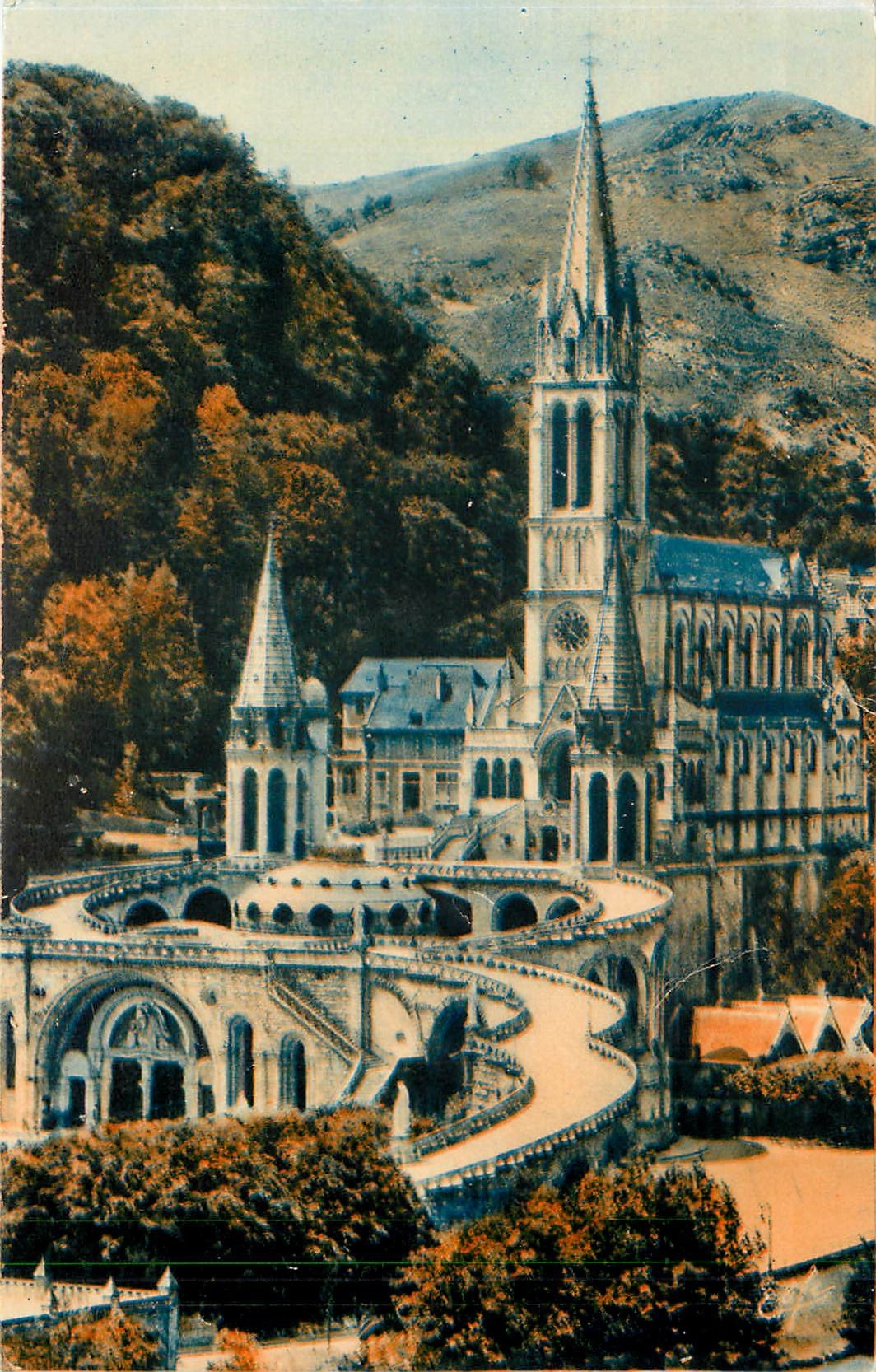 CPM Les Hautes Pyrenees Lourdes vue Plongeante sur la Basilique 