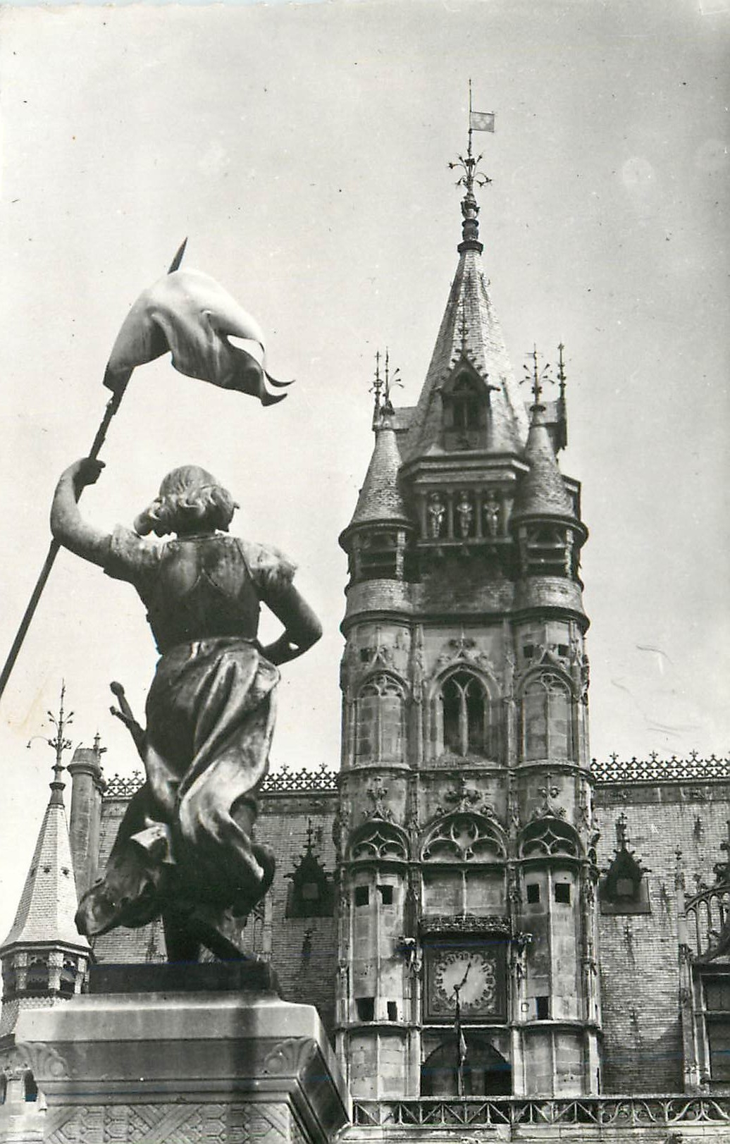 CPM Compiegne Oise le beffroi de l'Hotel de Ville et la statue de Jeanne d'Arc 