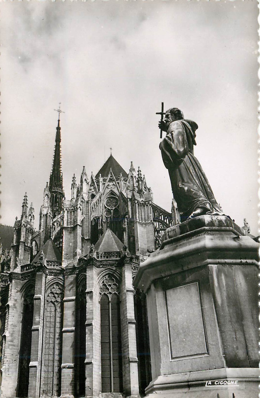 CPM Amiens Somme la Cathedrale le Chevet et statue de Pierre l'Ermite 