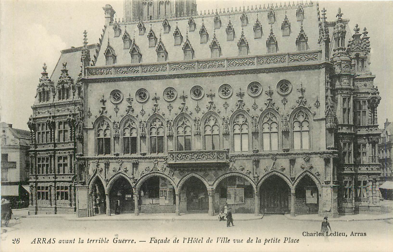 Arras avant la terrible Guerre — Façade de l'Hôtel de Ville vue de la petite Place — Charles Ledieu, Arras