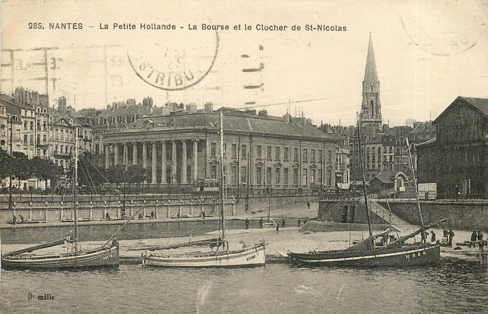 CPA Nantes la petite Hollande la Bourse et le clocher de St nicolas Bateaux