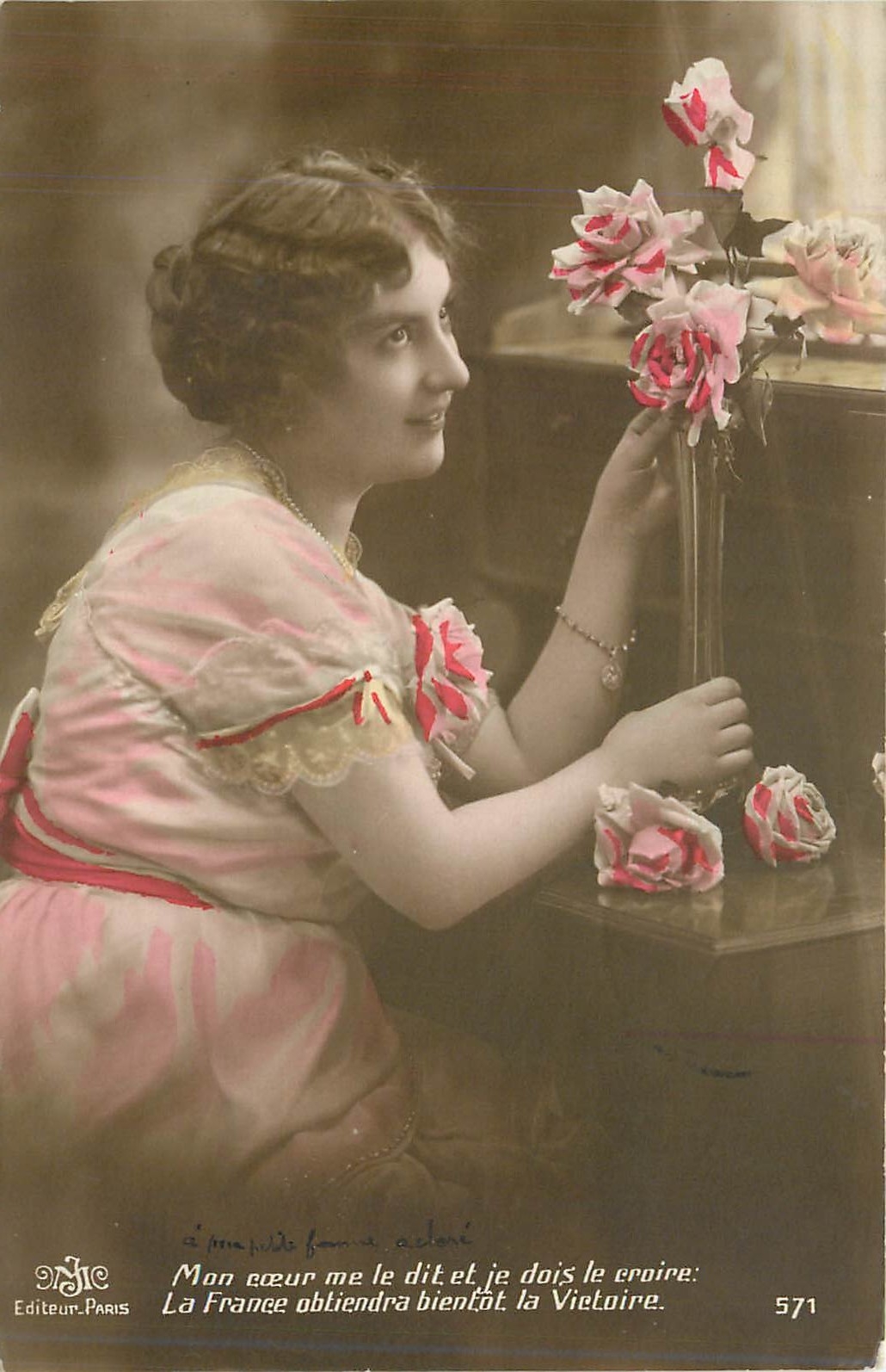 CPA Mon Coeur me le dit et je dois le croire la France obtiendra bientot la victoire Femme