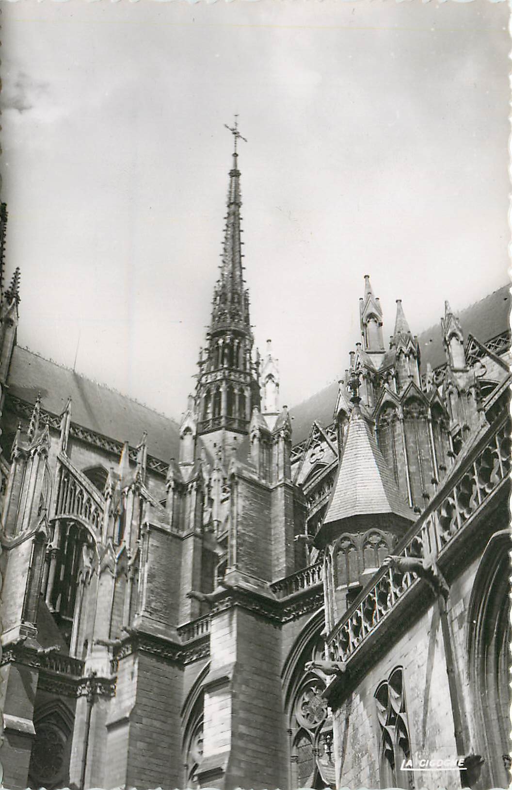 CPM Amiens Somme la Cathedrale pers ective sur la fleche 