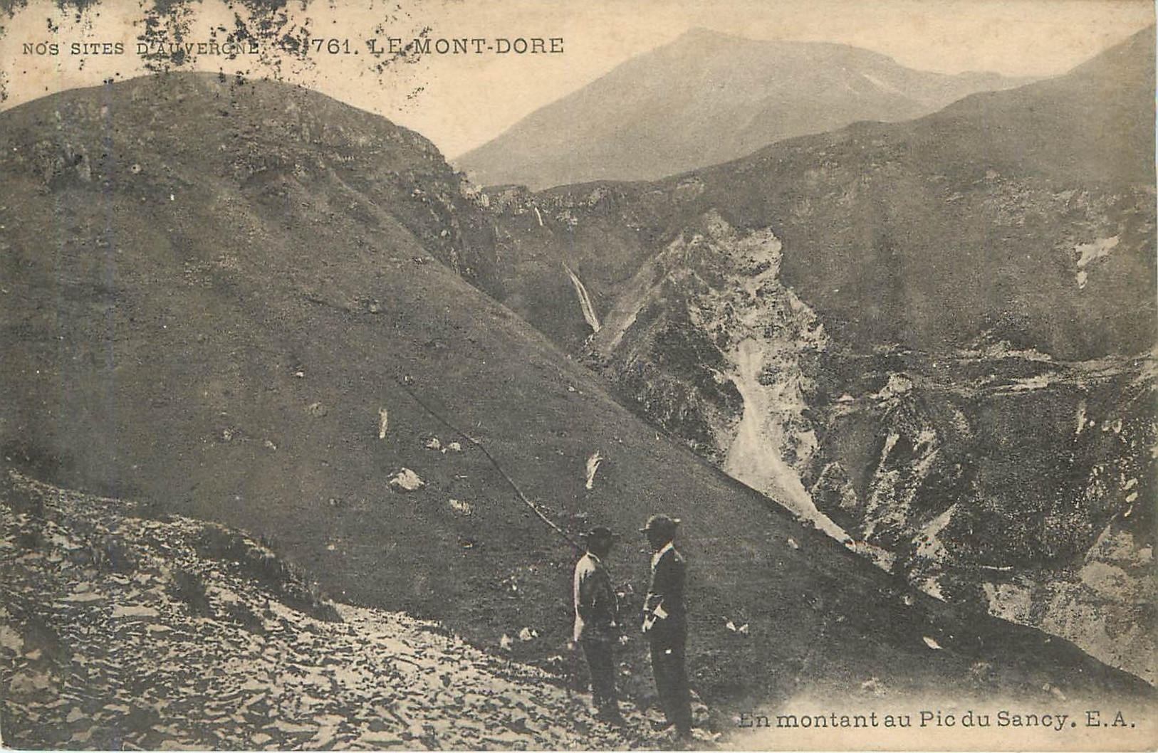 CPA Nos Sites d'Auvergne le Mont Dore en montant au pic du Sancy 