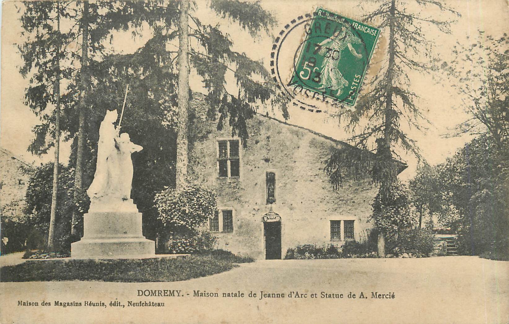 CPA Domremy Maison natale de Jeanne d'Arc et Statue de A Mercie 