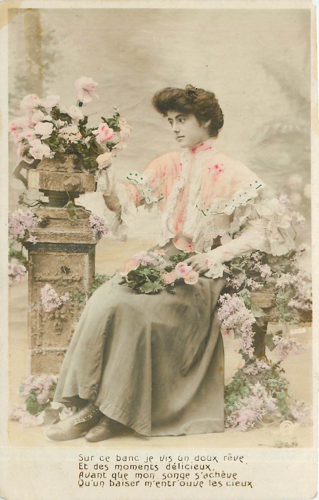 Femme assise parmi les fleurs — poème imprimé — éditeur BRON, n° de série non visible