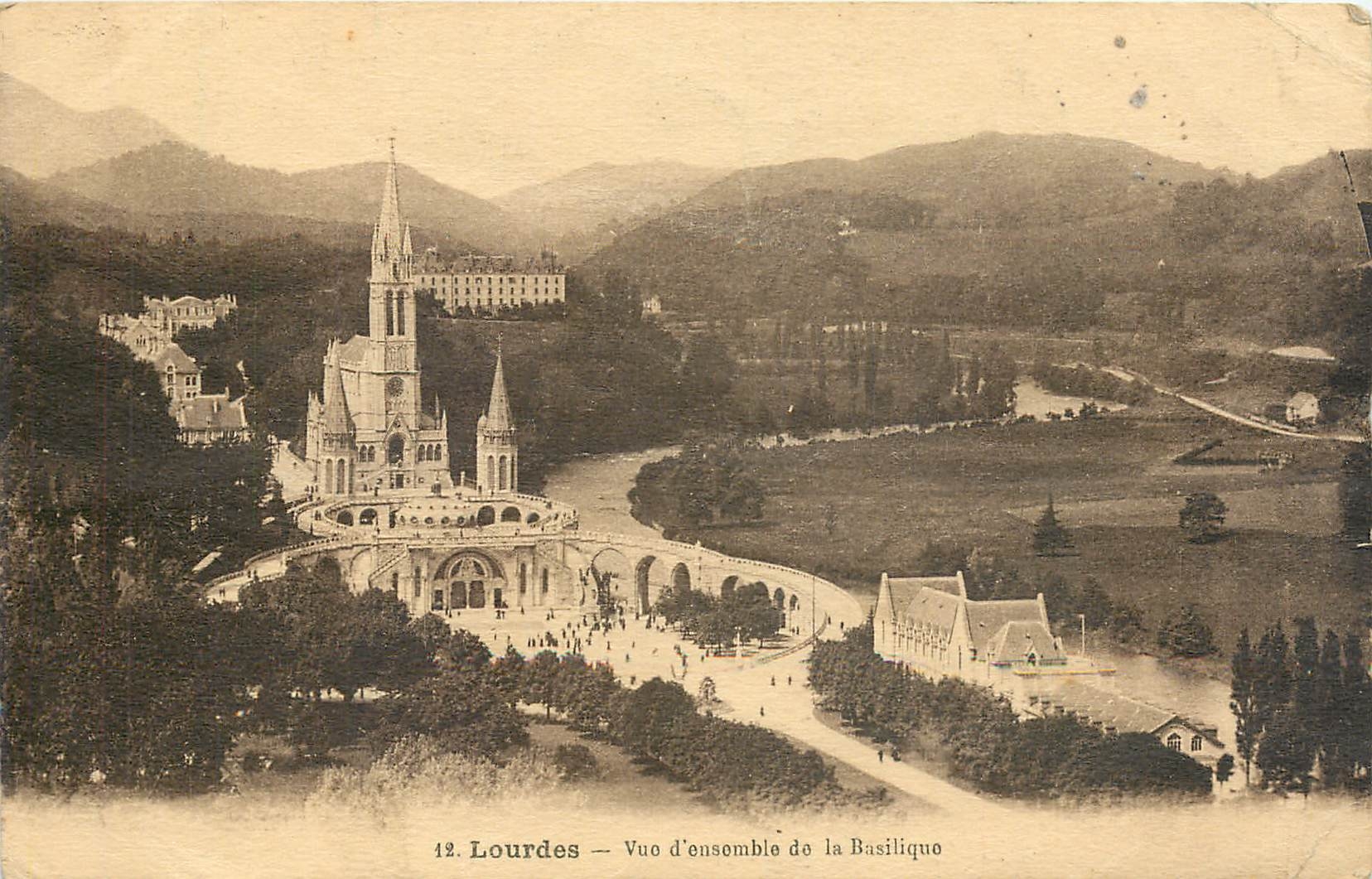 CPA Lourdes vue d'ensemble de la Basilique 