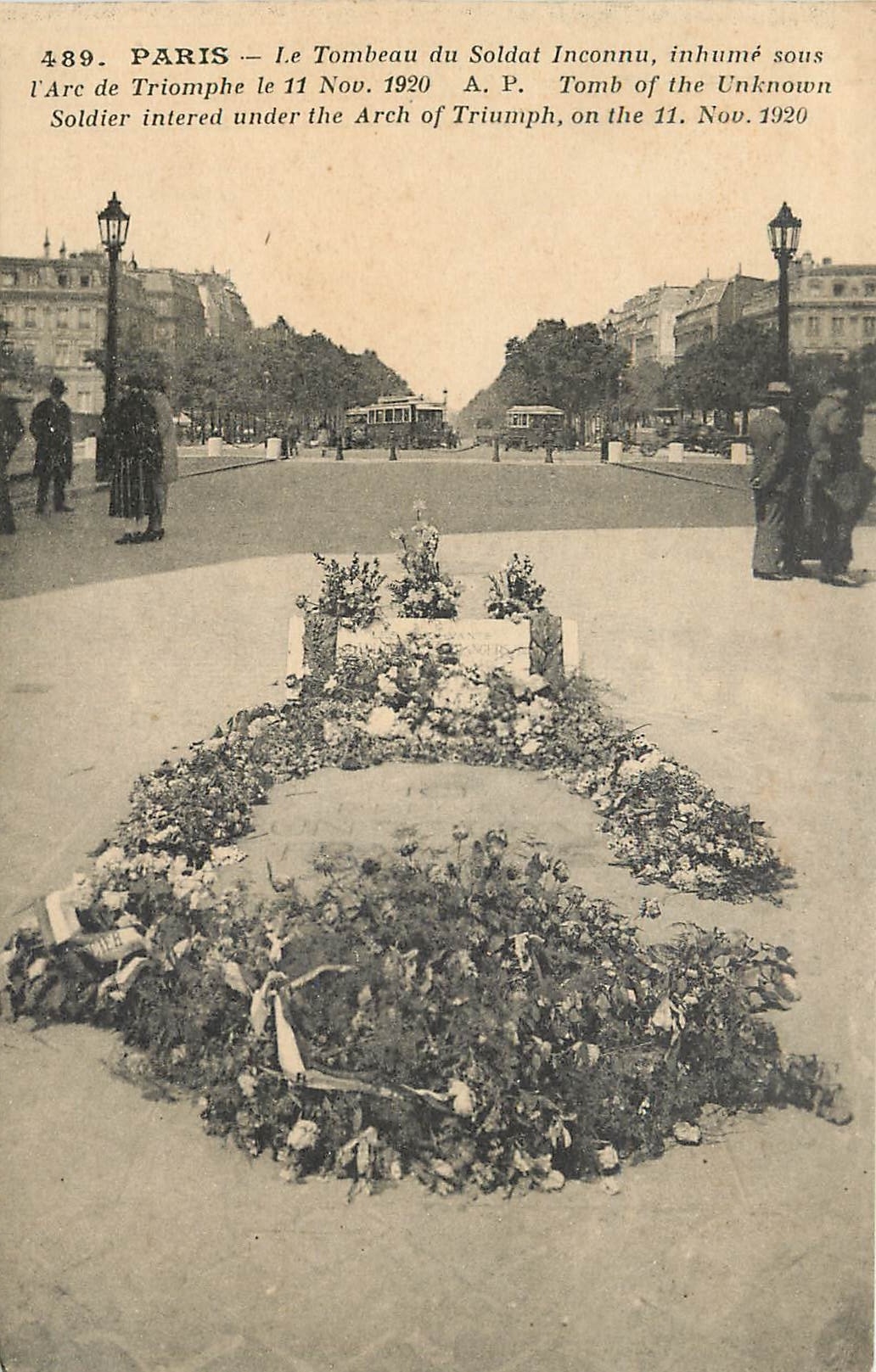 CPA Paris le Tombeau du Soldat Inconu inhume sous l'Arc de Triomphe le 11Nov 1920 