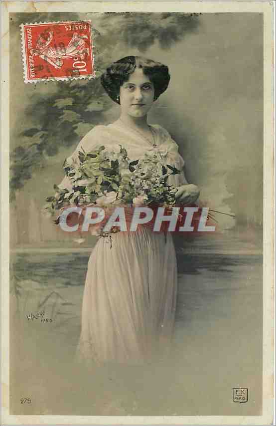 Jeune femme en robe blanche tenant un bouquet — Éditeur W. L. Paris, n° 279