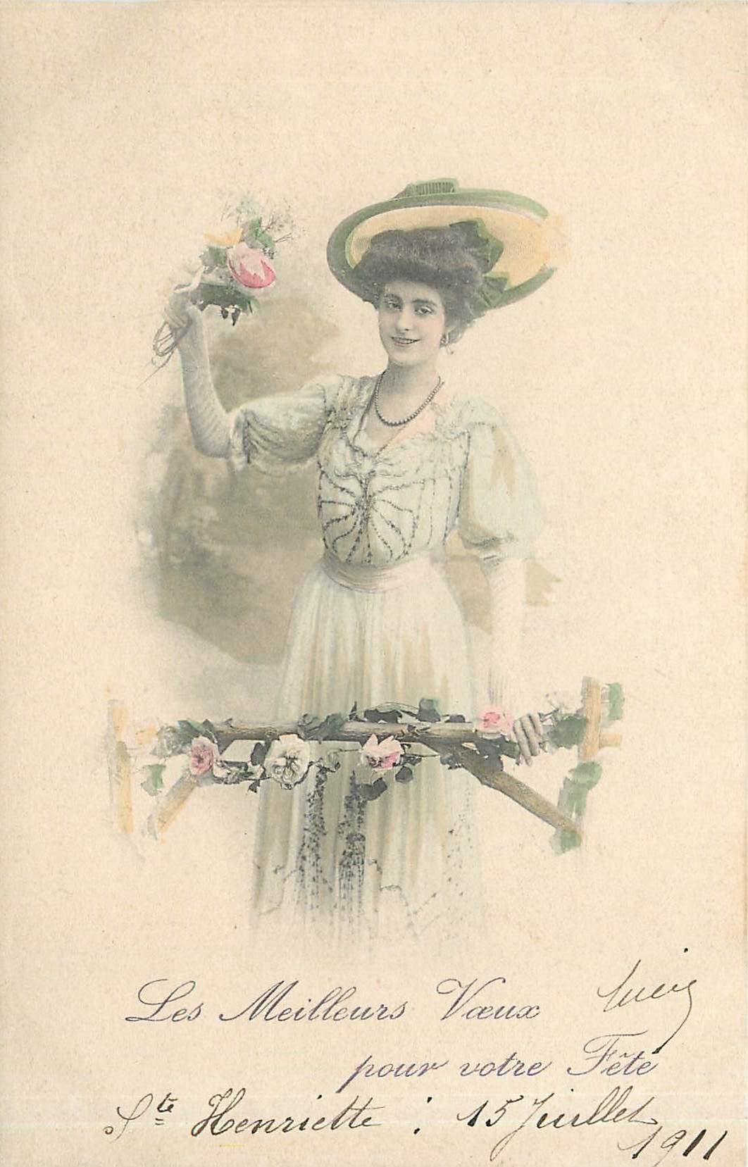 Femme en robe blanche et chapeau — carte de vœux pour la fête — éditeur inconnu, Collection Idéale N° 4