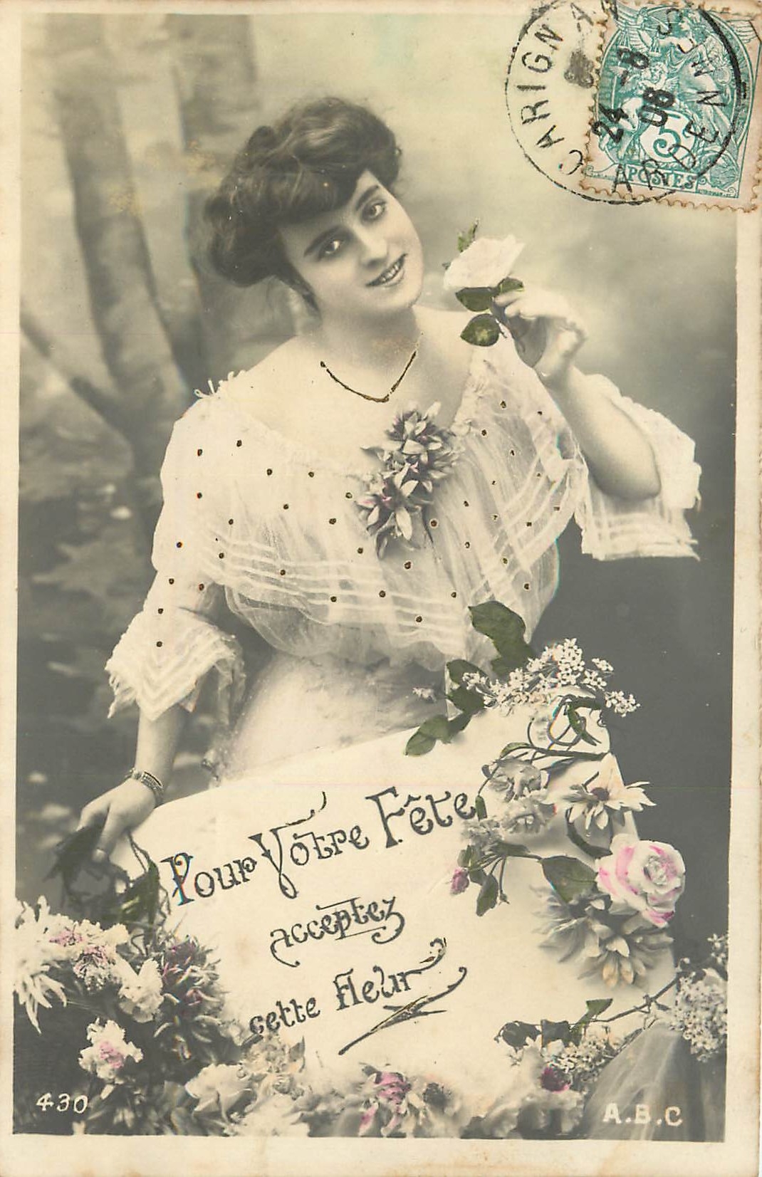 Femme en robe à pois — avec texte 'Pour Votre Fête acceptez cette Fleur' — A.B.C. n°430