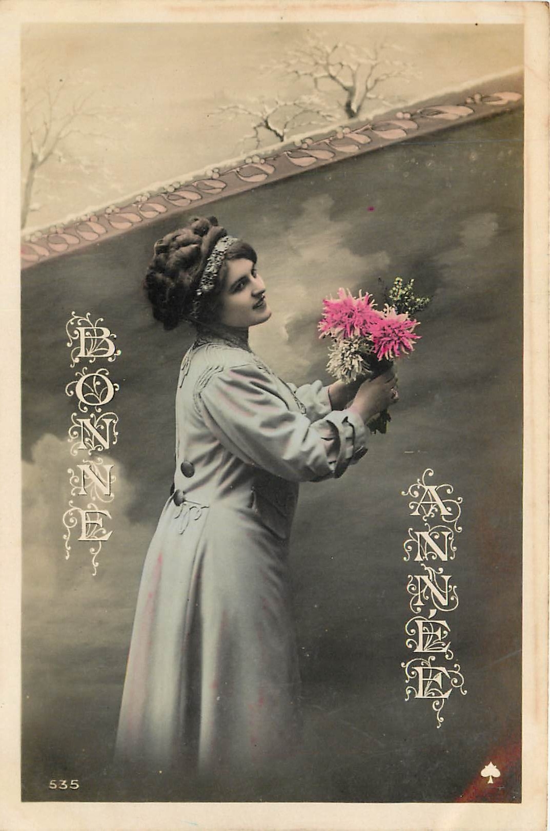 Femme tenant un bouquet — Bonne Année — Éditeur Bonne Année, n° 535