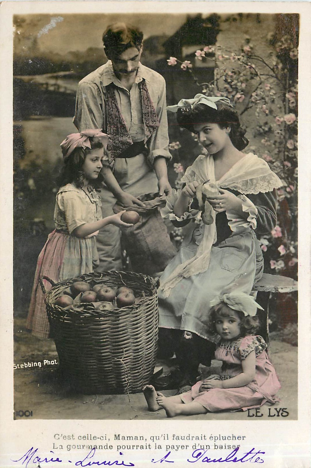 Famille récoltant des pommes — Le Lys — Stebbing Phot
