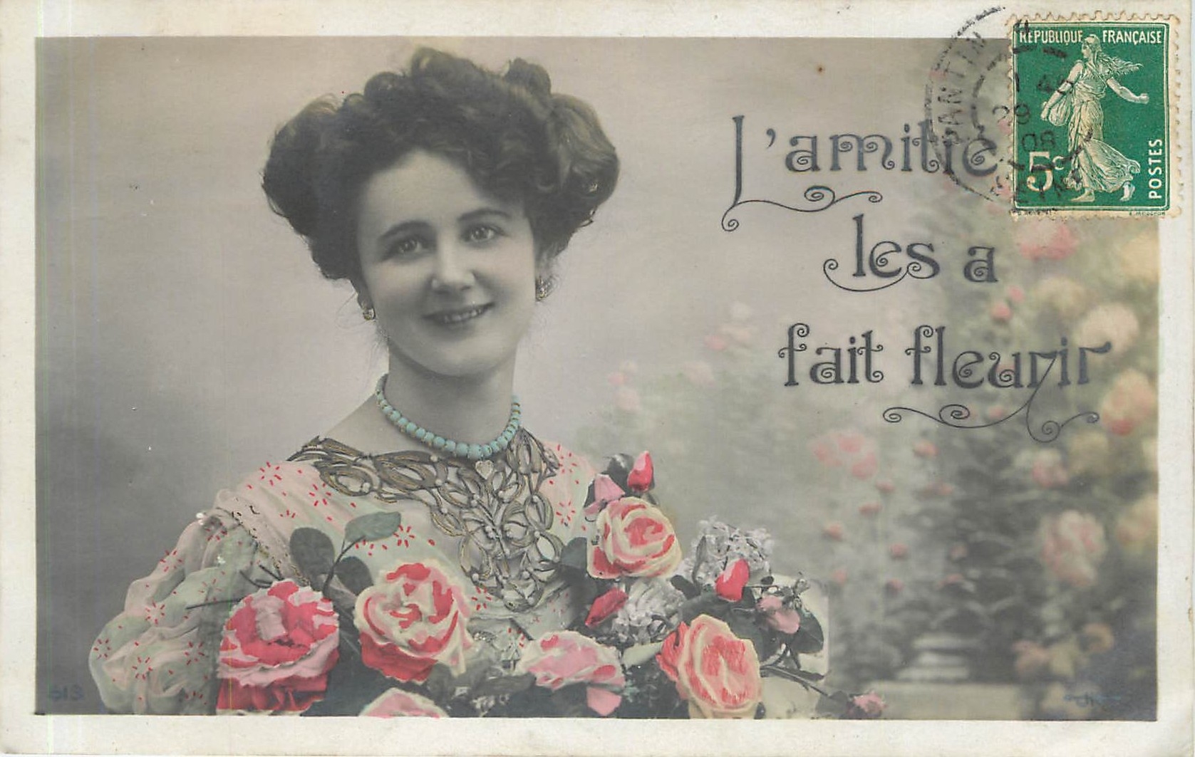 Femme avec roses — L'amitié les a fait fleurir — Éditeur non visible
