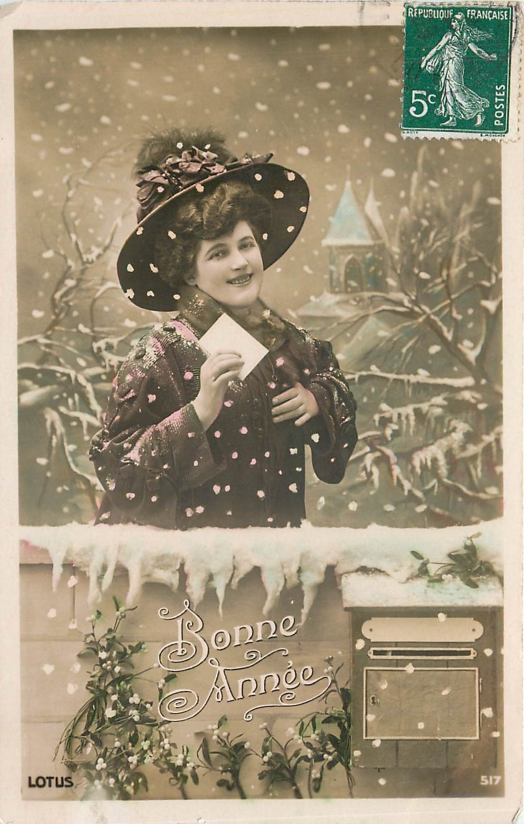 Femme en robe à motifs et chapeau — scène hivernale avec flocons — éditeur LOTUS, n° 517