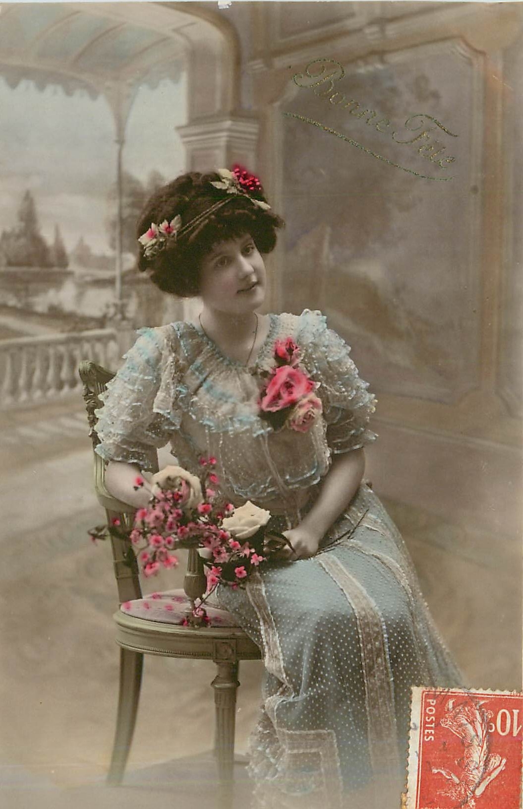 Jeune femme en robe bleue à motifs — décor de balcon — éditeur Bonne Ture, n° 10