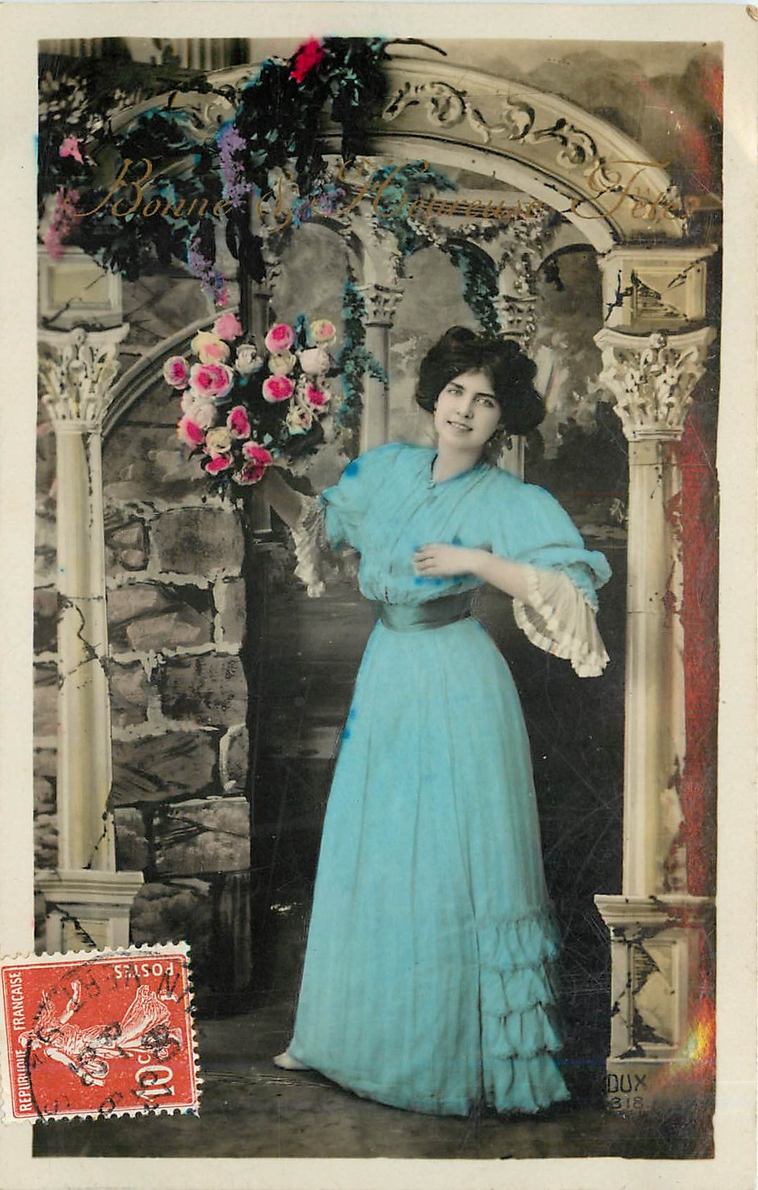 Femme en robe bleue — décor de colonnes et de fleurs — éditeur DUX, n°318