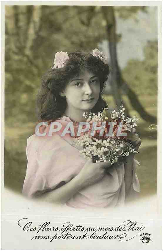 Jeune femme avec couronne de fleurs — mois de Mai — éditeur THE SUN