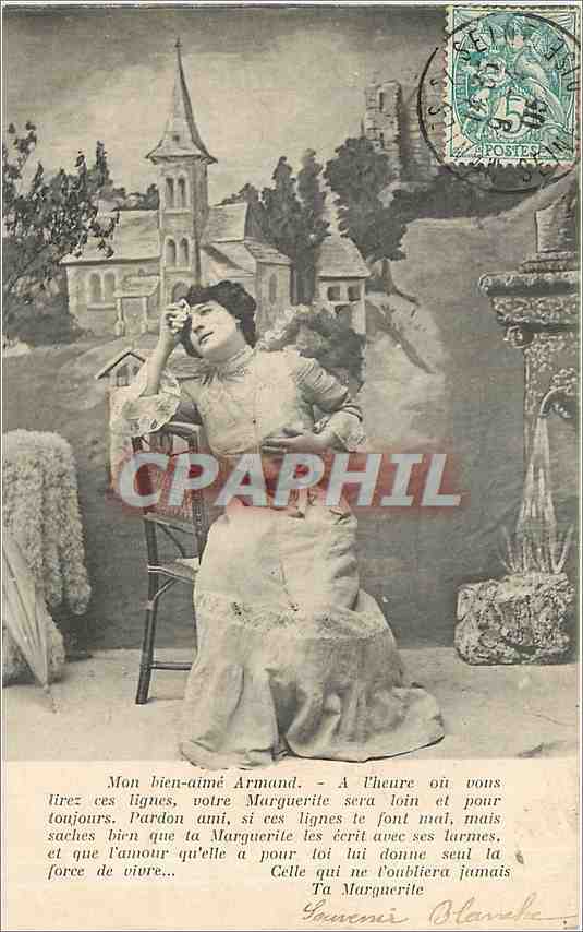 Femme assise en extérieur — scène de théâtre — éditeur non visible