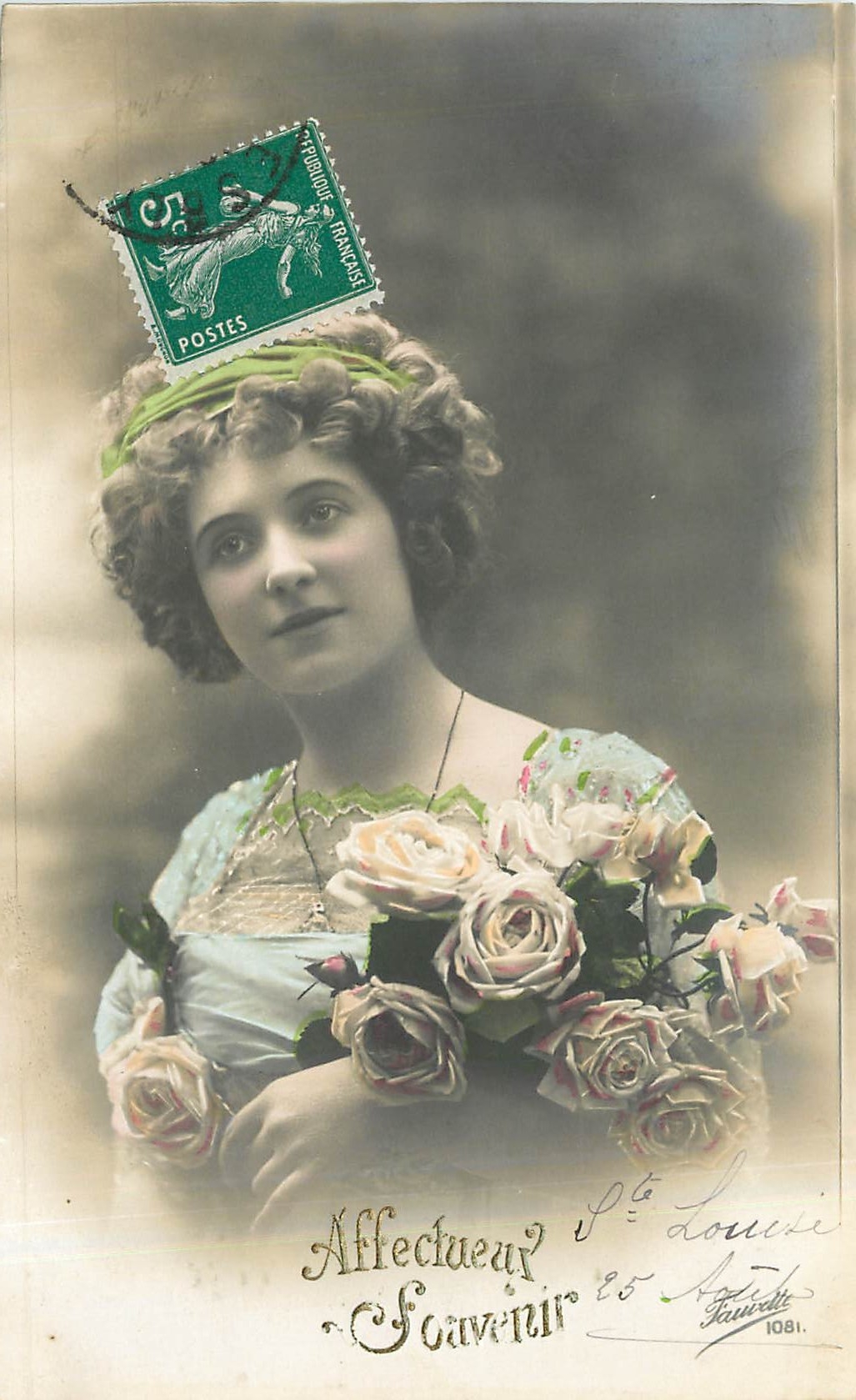 Jeune femme avec bouquet de roses — Affection souvenir — P. Louise, 1081