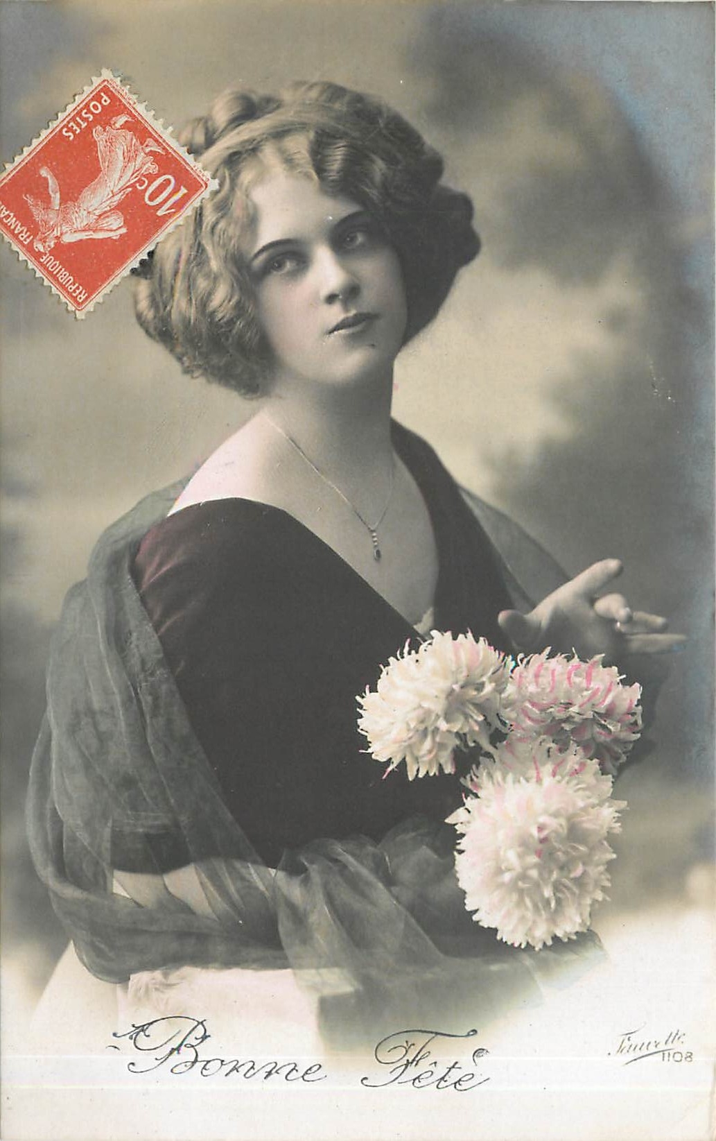 Jeune femme tenant des fleurs — Bonne Fête — Finarelli 1108