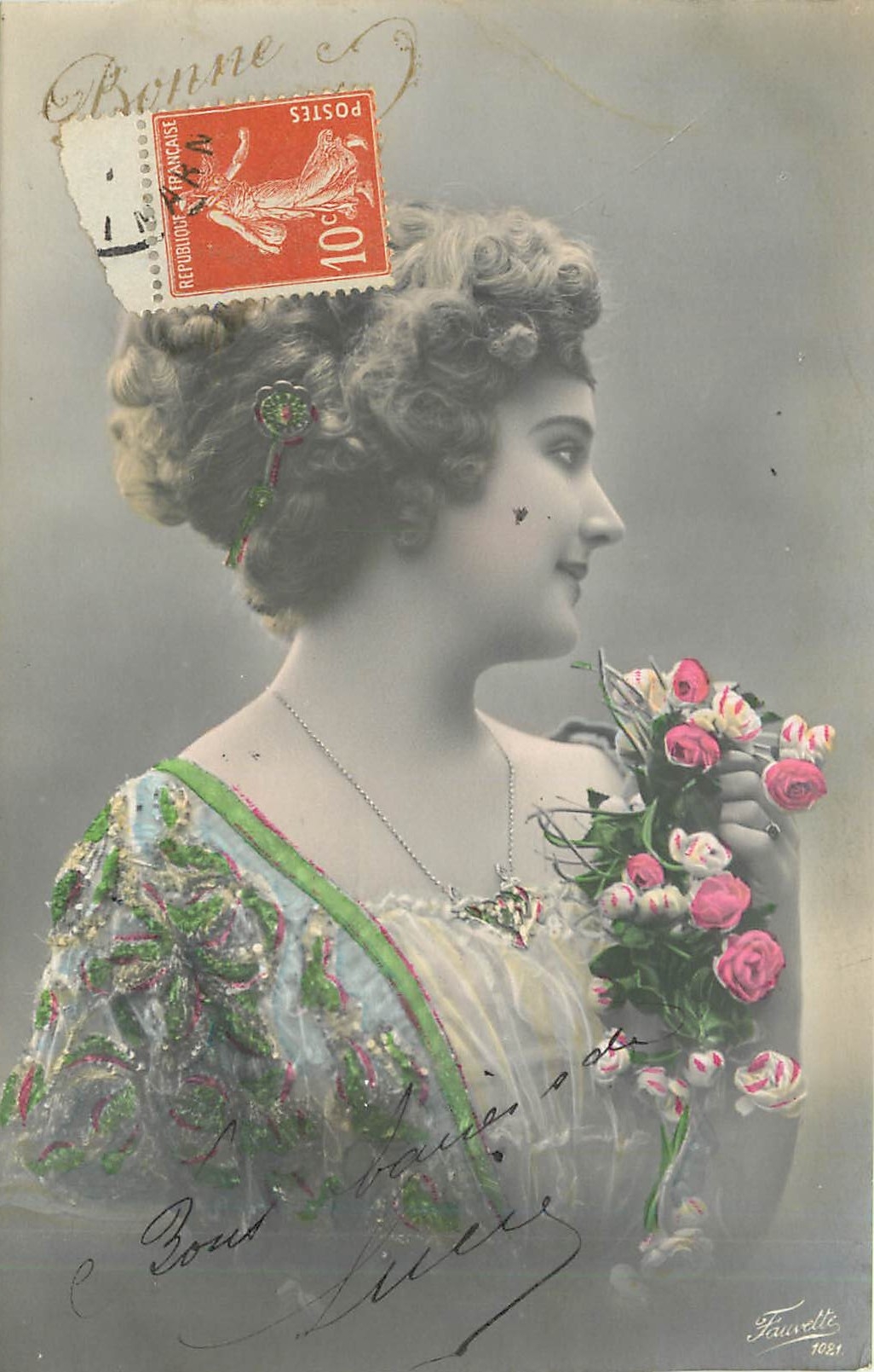 Jeune femme en robe brodée — bouquet de roses — éditeur Faurelle, n°1081