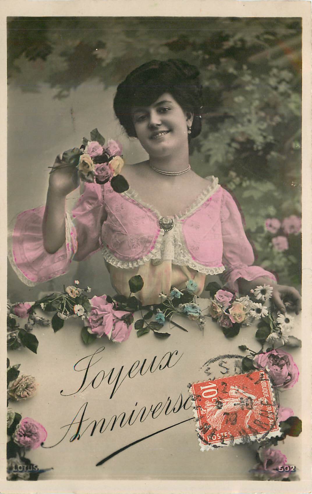 Femme en robe rose — Anniversaire — LOTUS, n°502