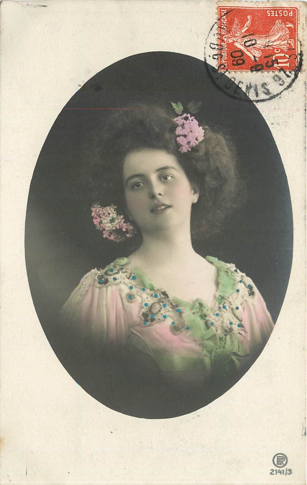 Junge Frau in rosa und grüner Kleidung — Verlag P. 2141/3
