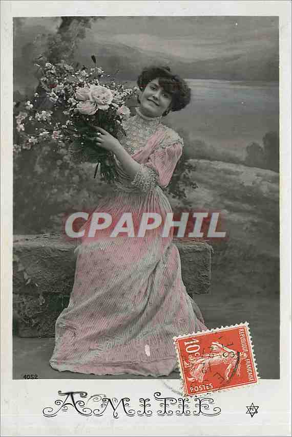 Jeune femme en robe rose tenant un bouquet — Amitié — n°4052 - Recto