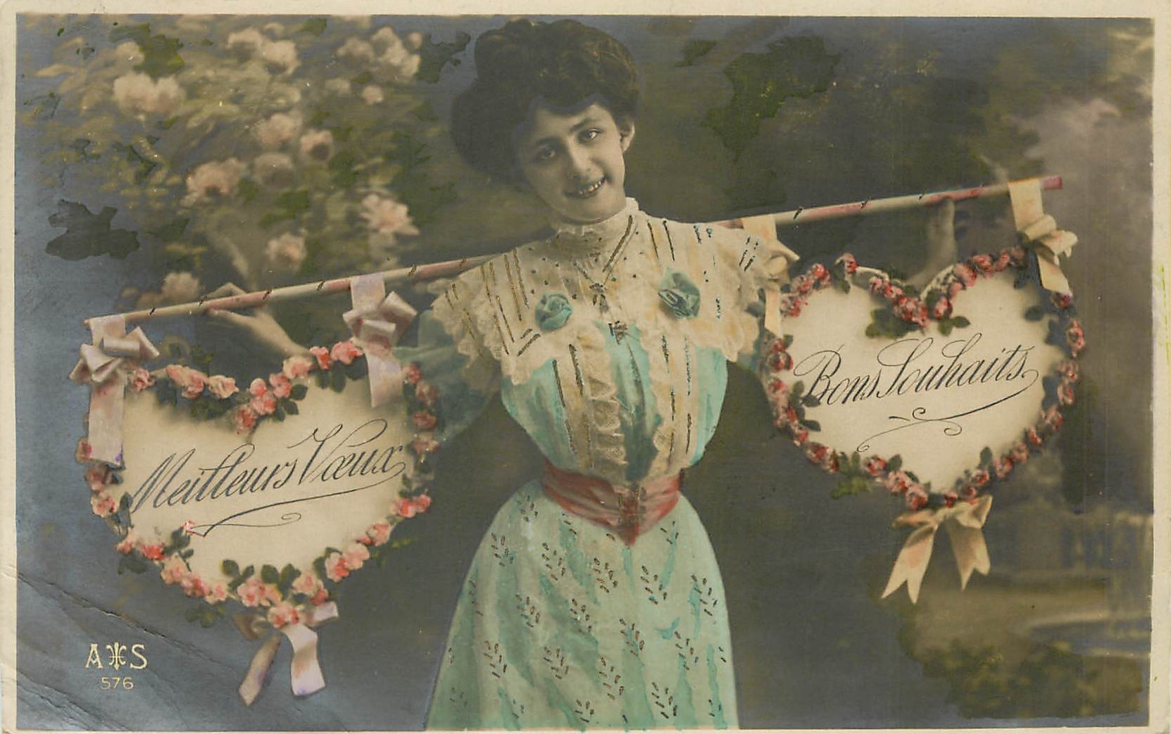 Femme tenant deux cœurs décorés — 'Meilleurs Vœux' et 'Bons Souhaits' — éditeur A&S n°576