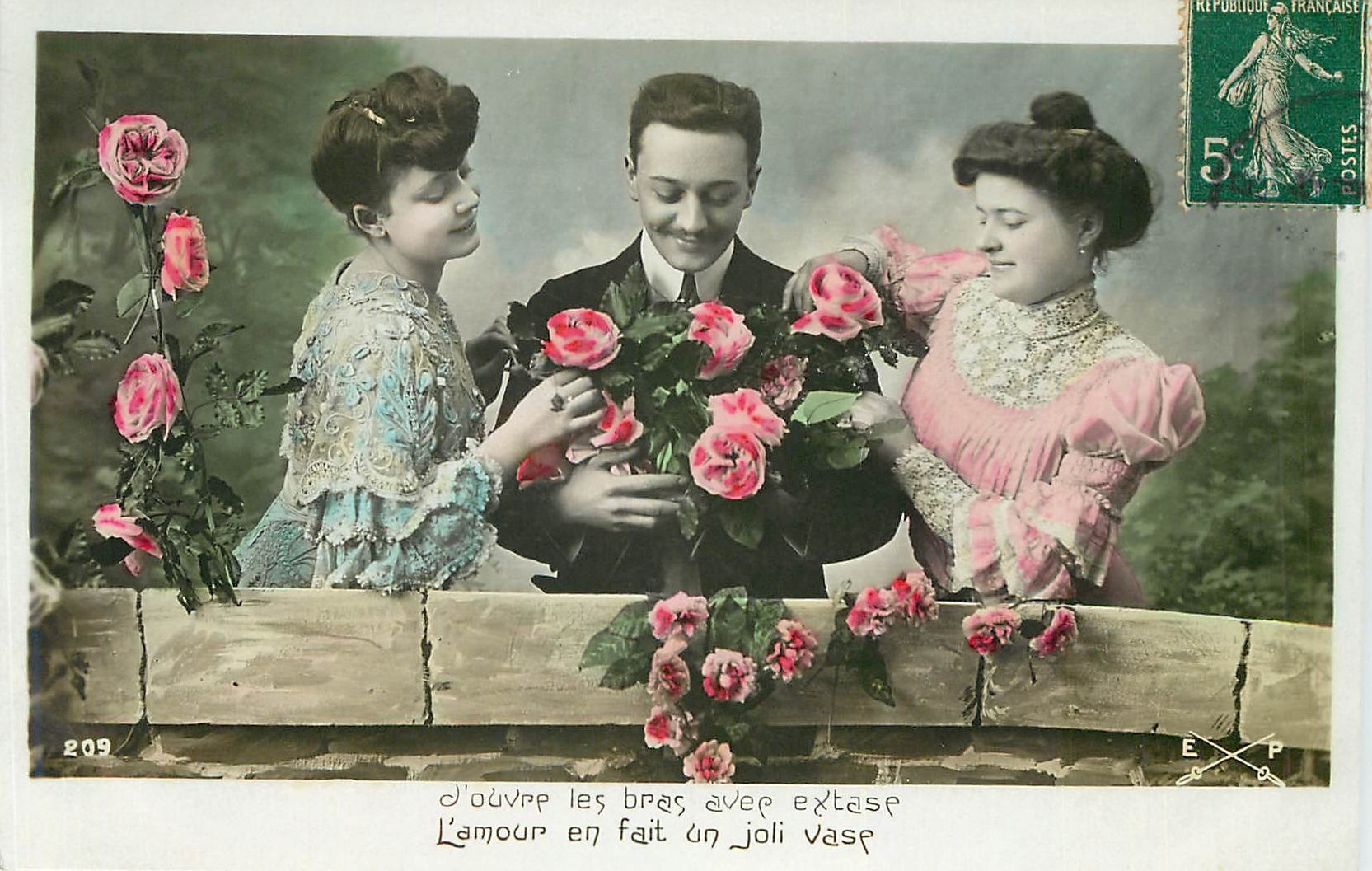 Deux jeunes femmes et un homme avec des roses — L'amour en fait un joli vase — Éditeur E.P. n°209