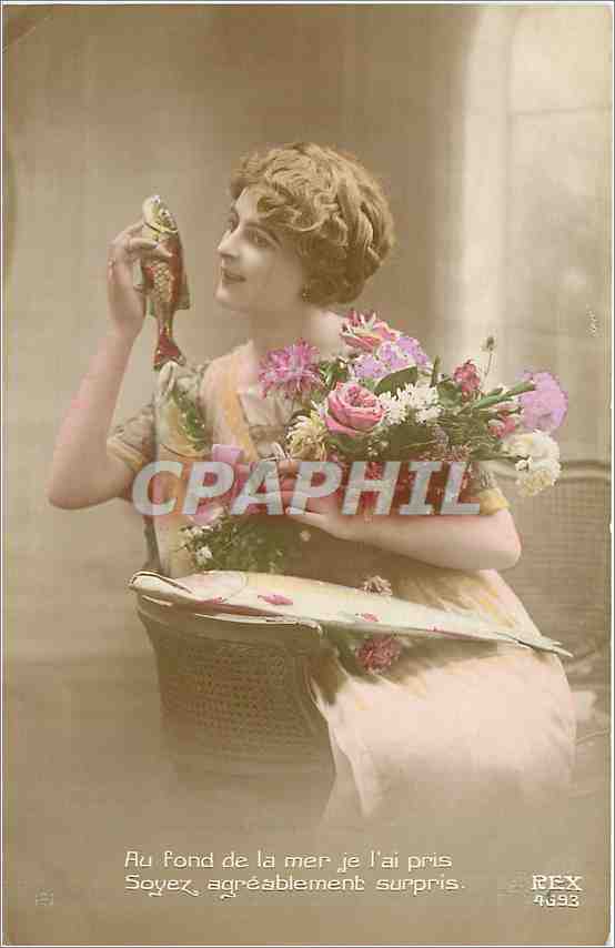 Femme tenant un poisson et un bouquet — REX 4633 — REX