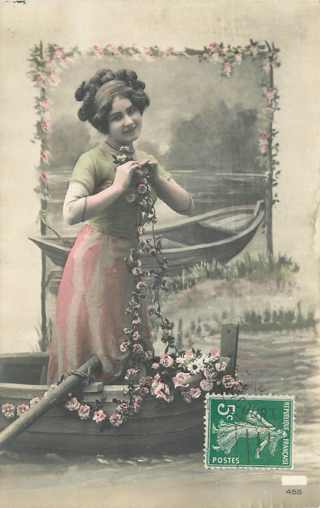 Jeune femme dans un bateau décoré de fleurs — éditeur inconnu, n° de série 455 - Recto