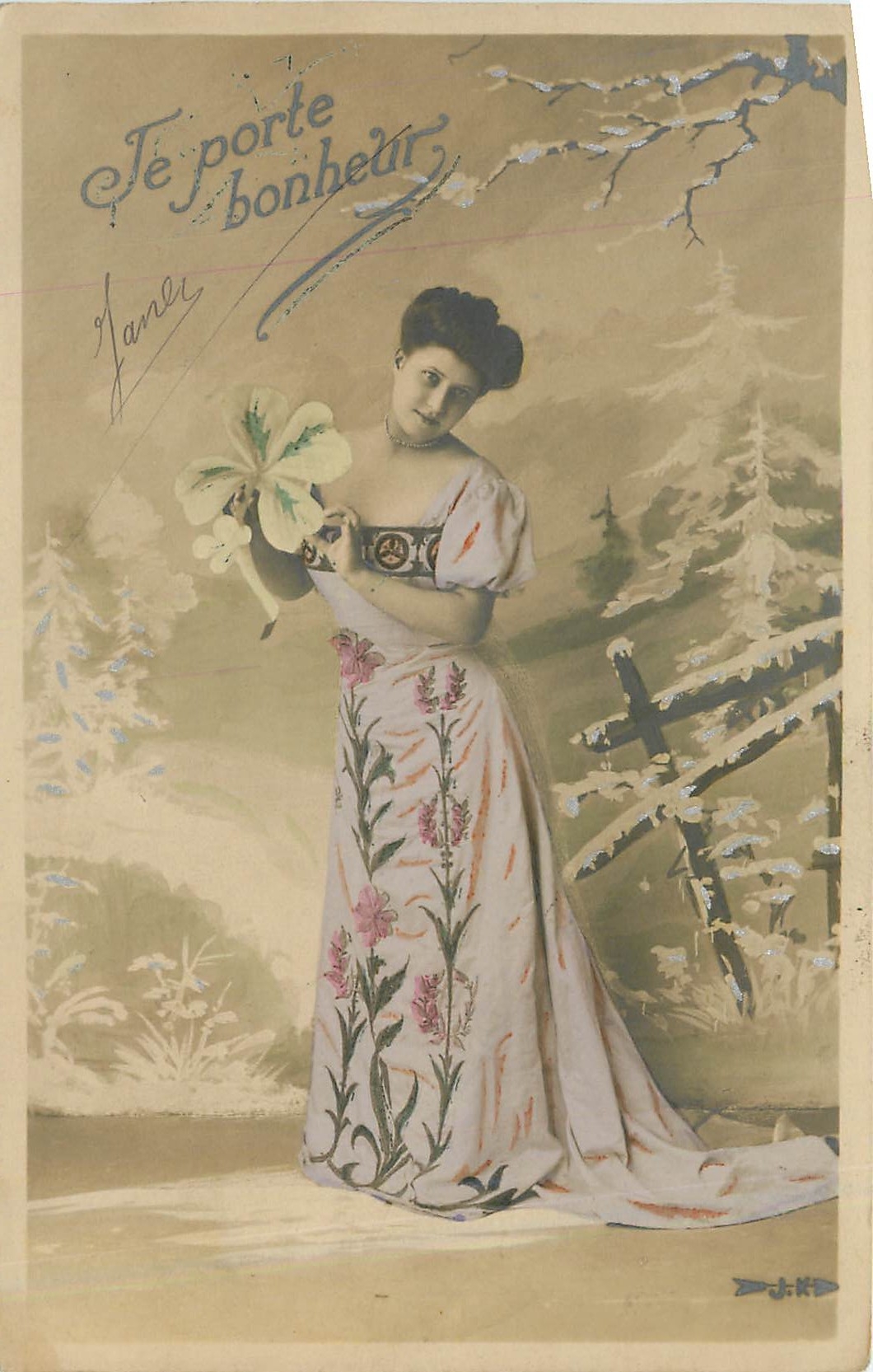 Je porte bonheur — jeune femme en robe fleurie tenant une fleur — J.K. éditeur
