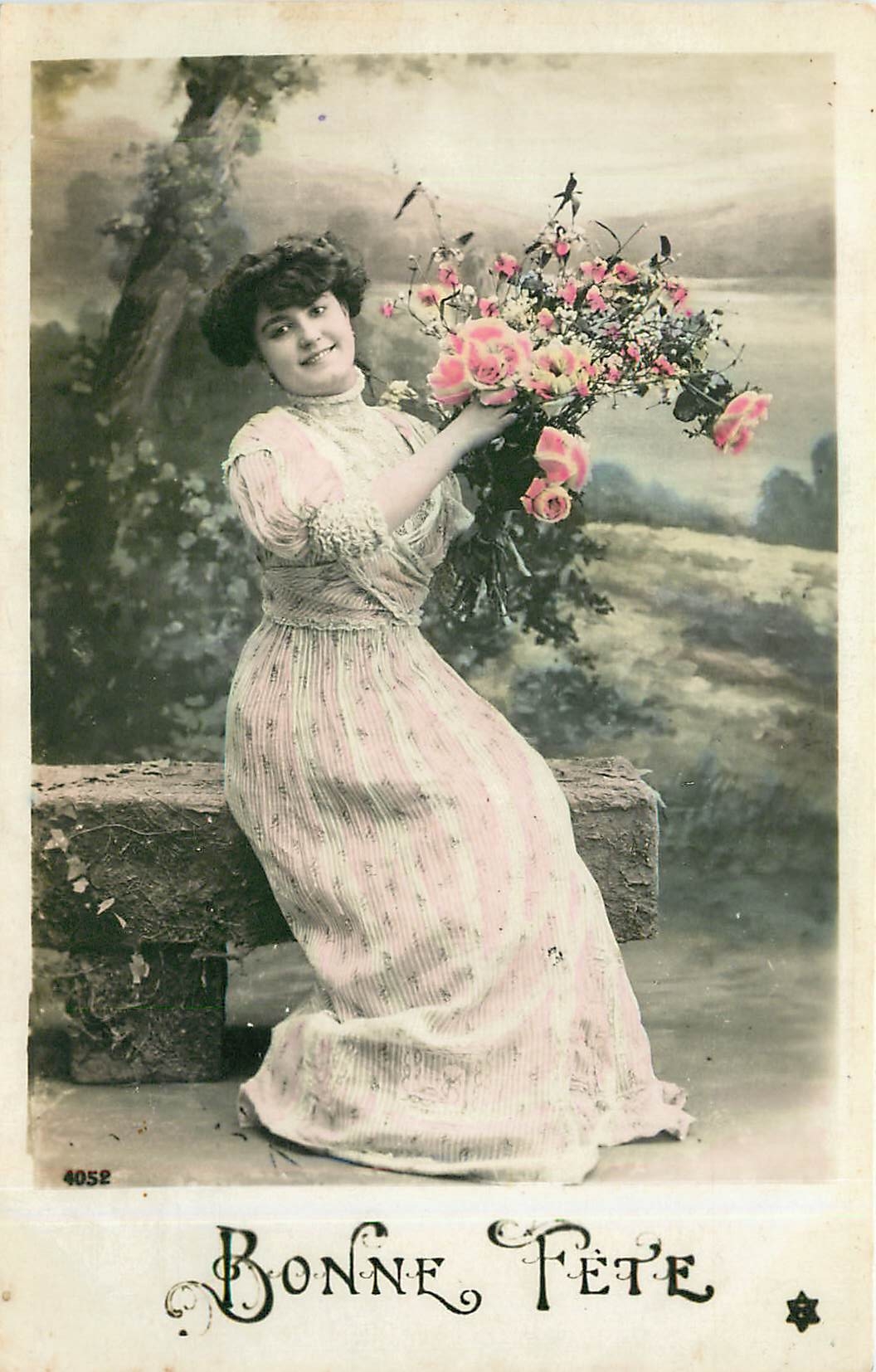 Frau in rosa Kleid mit Blumenbouquet — Frohe Geburtstagskarte — anonymer Verlag, Nr. 4052