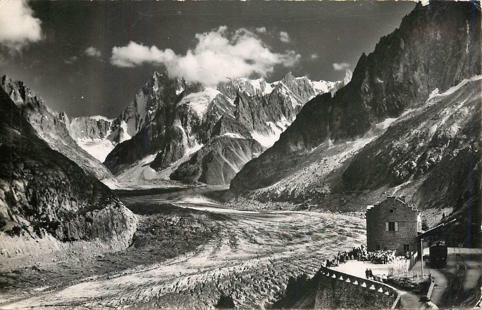 CPM Mer de Glace chapeau sur les grandes Jorasses et animations a la gare de Montenvers 