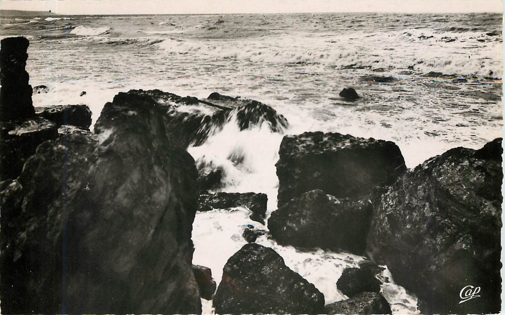 CPM Trouville Deuville effect de vagues aux roches noires 