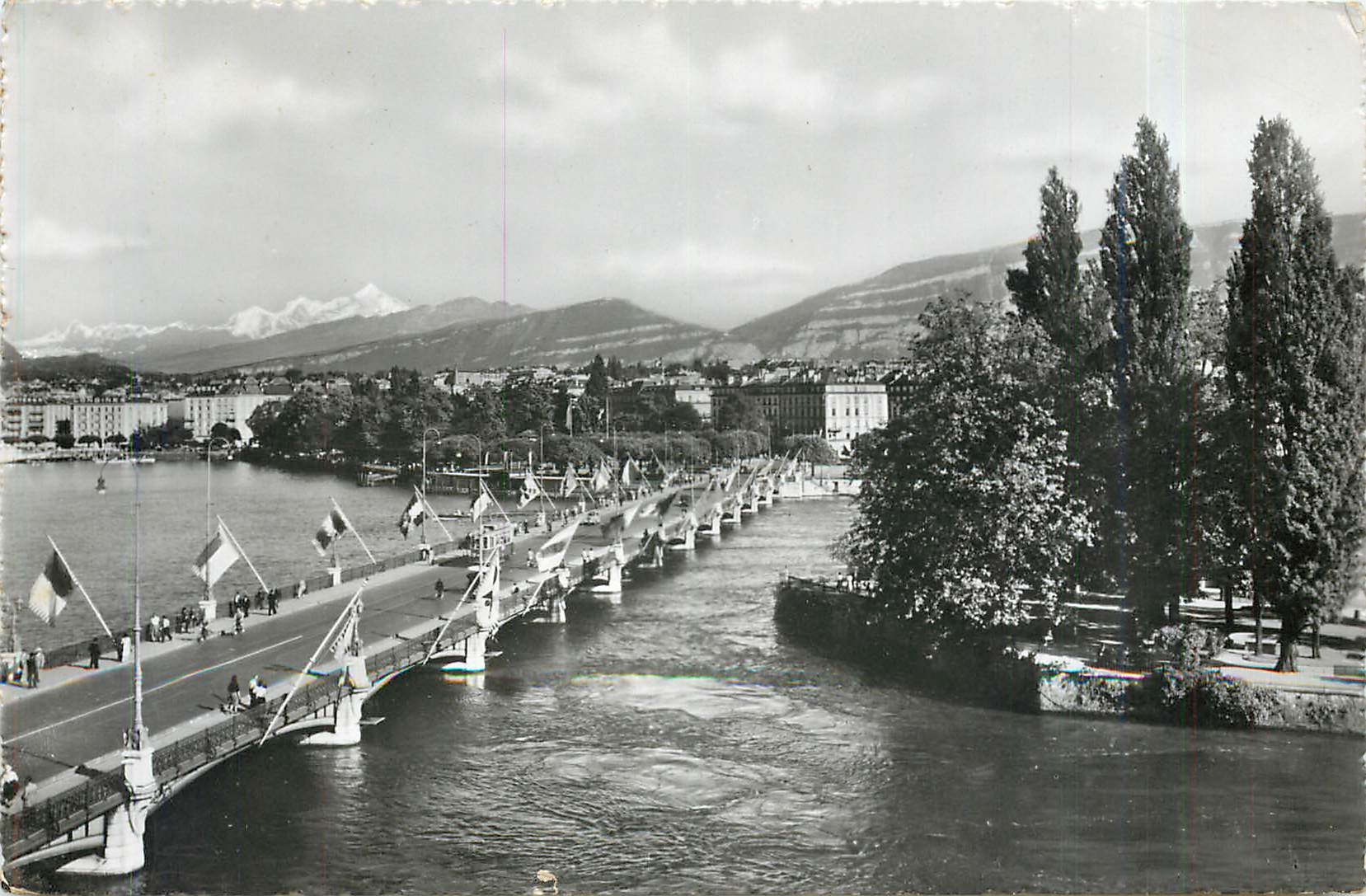 CPA Geneve Ile J J Rousseau le pont du mont blanc et le mont blanc 
