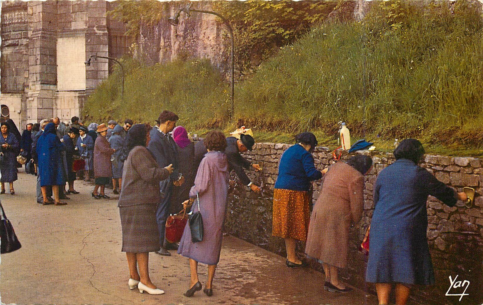 CPA Lourdes les fontaines a l'eau miraculeuse 