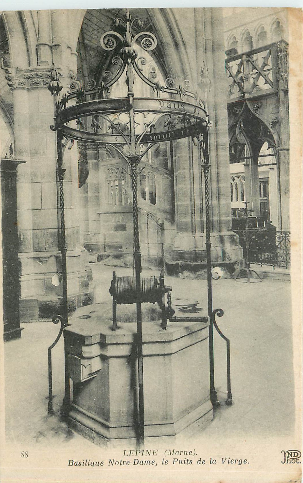 CPA L'epine Marne Basilique Notre Dame le Puits de la Vierge 