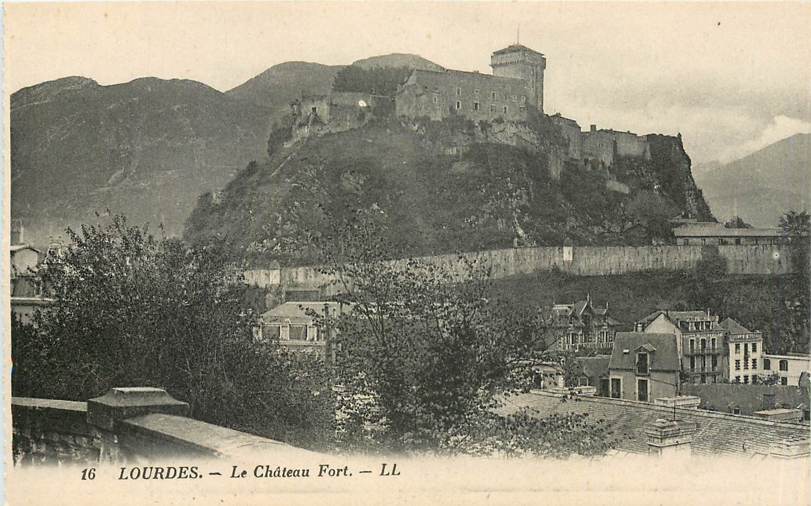 CPA Lourdes le Chateau Fort 