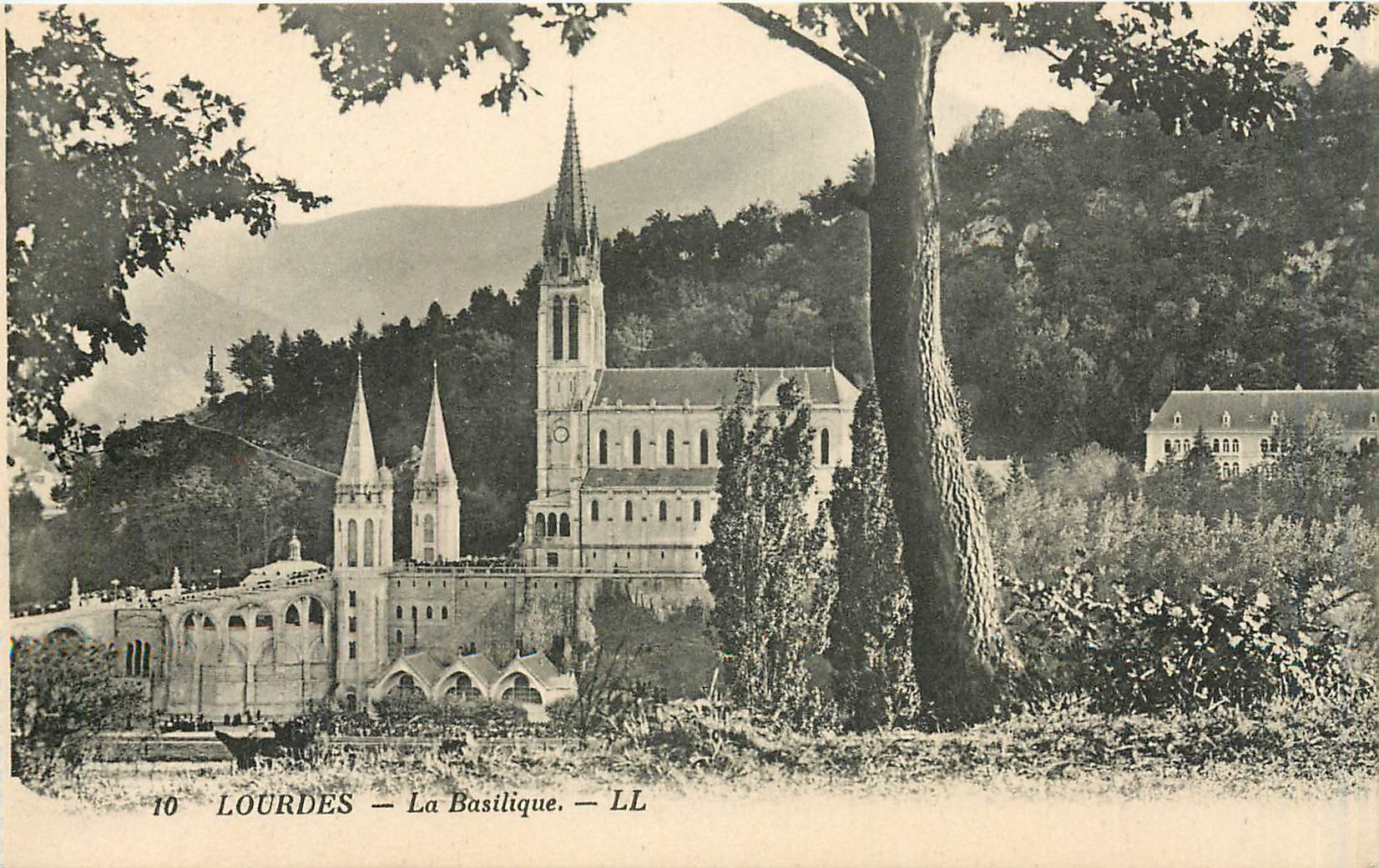 CPA Lourdes la Basilique 