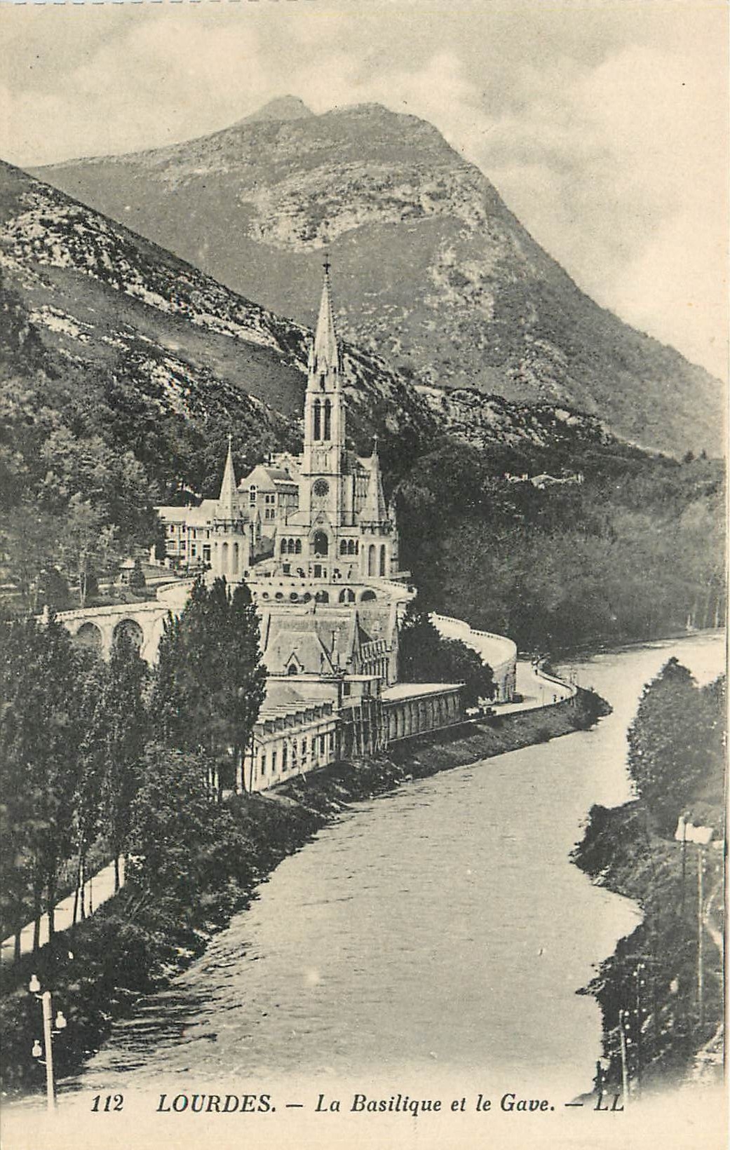 CPA Lourdes la Basilique et le Gave 