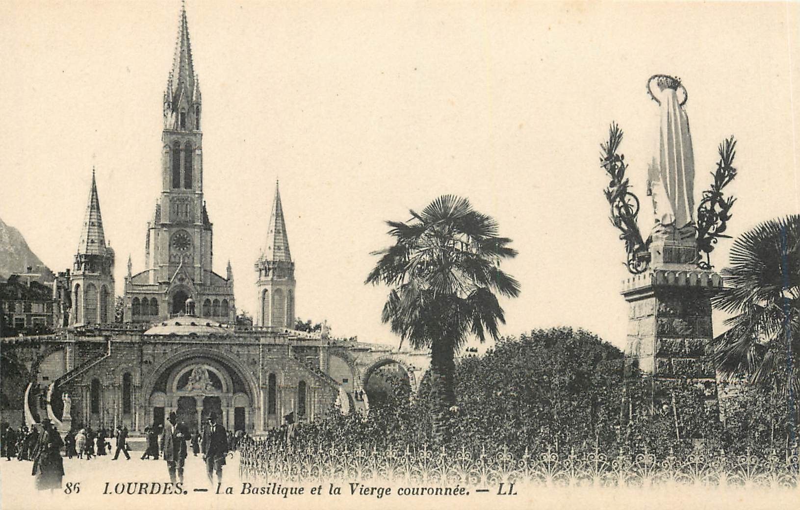 CPA Lourdes la Basilique et la Vierge couronnee 
