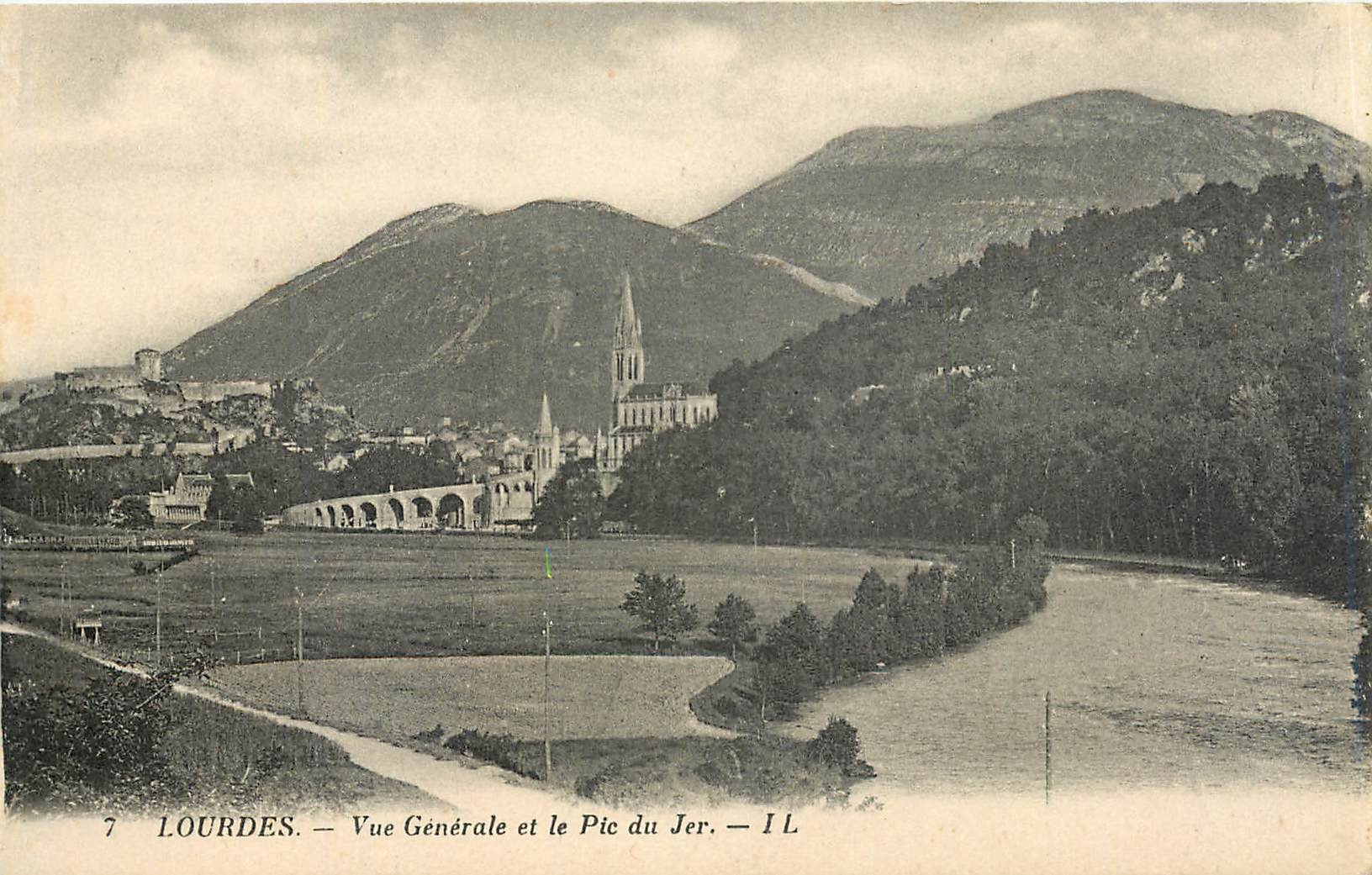 CPA Lourdes vue generale et le pic du Jer 