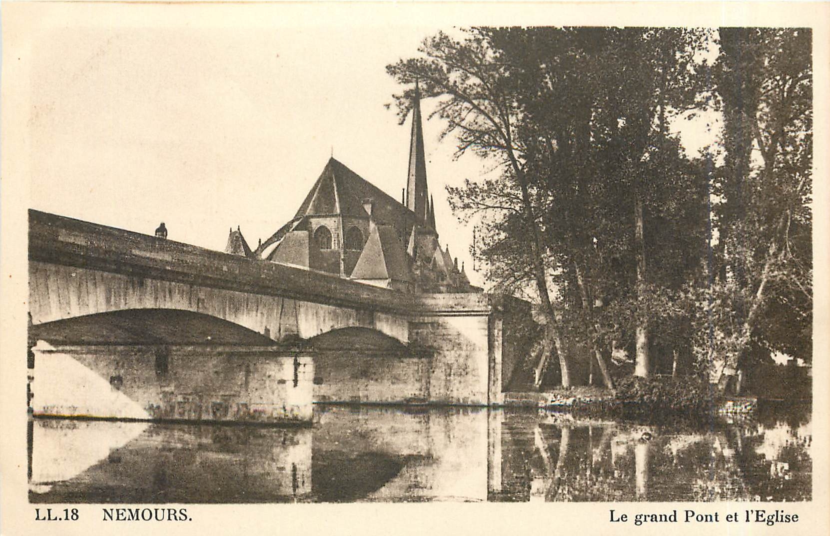 CPA Nemours le grand pont et l'Eglise 