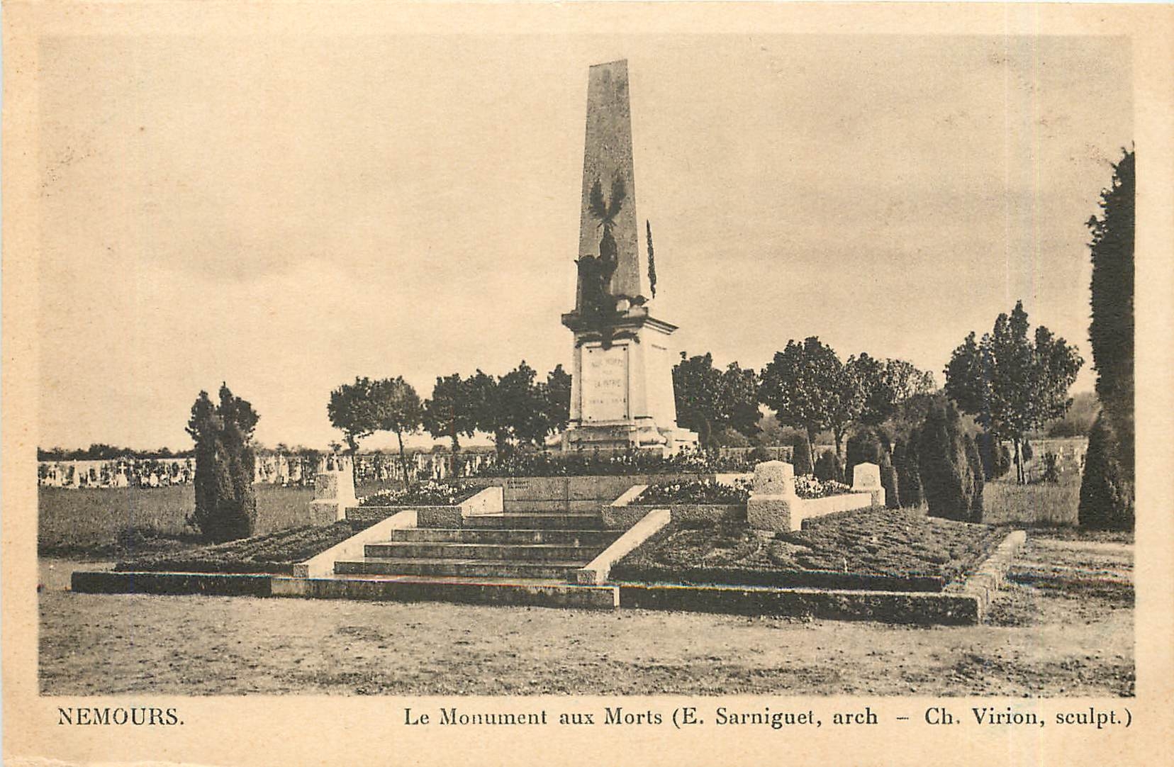 CPA Nemours le monument aux Morts 
