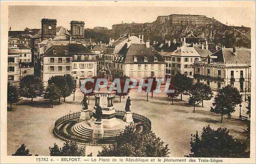 CPA Belfort la place de la republique et le monument des Trois Sieges 