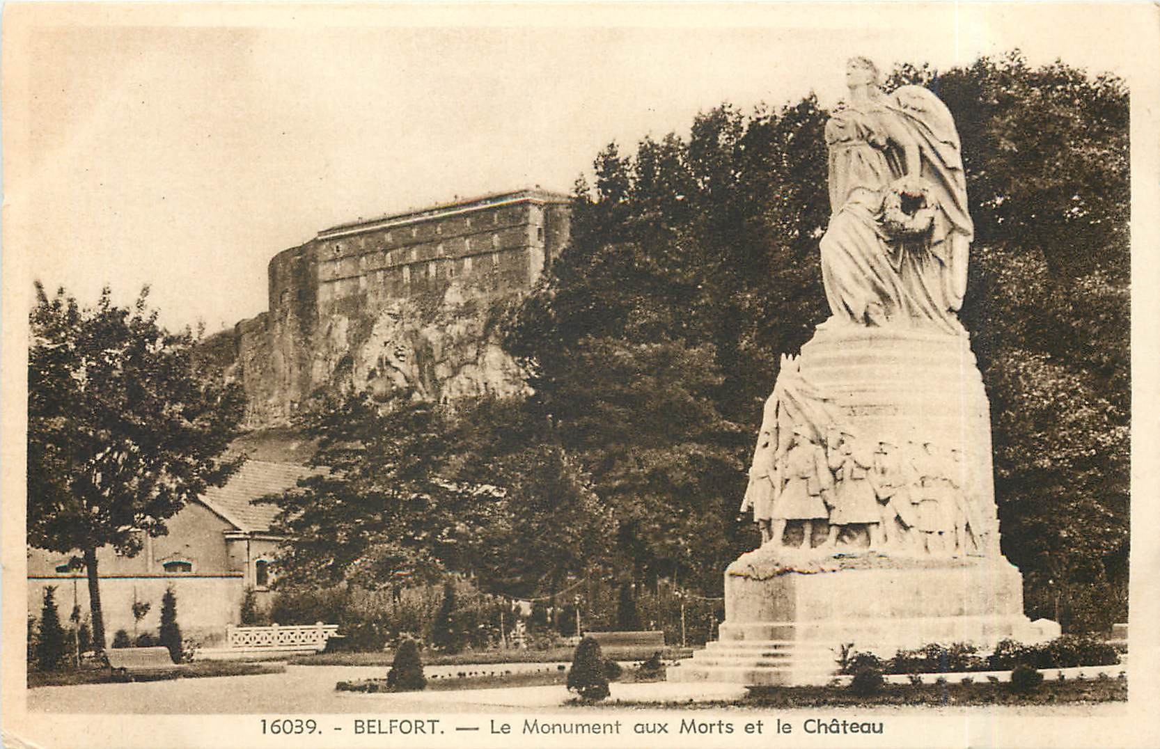 CPA Belfort le Monument aux Morts et le Chateau 