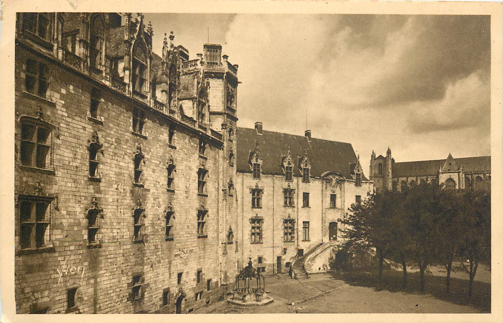 CPA La Douce France Nantes Loire Inferieure Chateau des Ducs de Bretagne Cour interieure grand logis